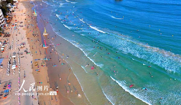 海南三亞：樂(lè)享沖浪運(yùn)動(dòng)