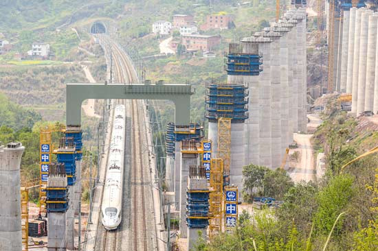 三峽庫區首次高鐵跨線施工順利完成