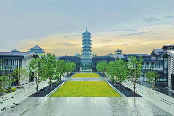 游園漫品運河美　步徑閑聽海綿詩